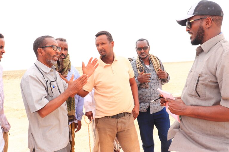 Masuuliyiin ka socda hay’adda Duulista Rayidka  oo kormeeray dhismaha Garoonka diyaaradaha Afbarwaaqo ee gobolka Mudug.