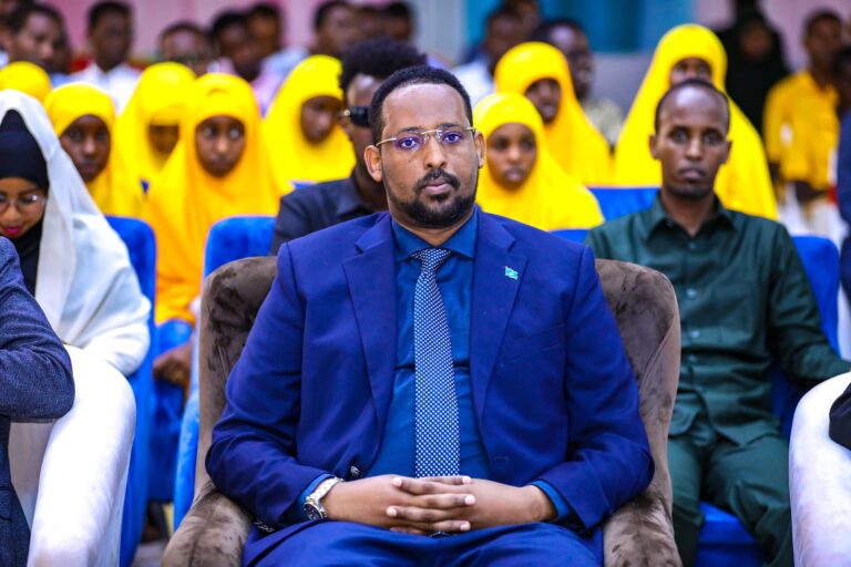 Madaxweyne ku xigeenka Galmudug oo Hambalyo uddiray ardayda kaalmaha hore ka galay imtixaanka fasalka siddeedaad ee Galmudug.