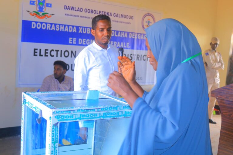 wasaaradda arrimaha gudaha Galmudug oo degmada Xeraale kabilowday doorashada golaha degaanka.