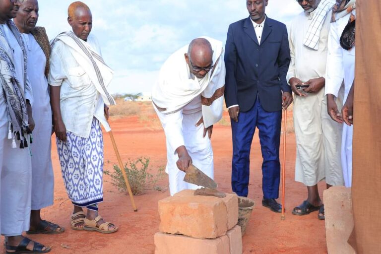 Wasiirka arimaha gudaha Galmudug oo caabudwaaq ka dhagax dhigay dugsi hoose iyo dhaxe