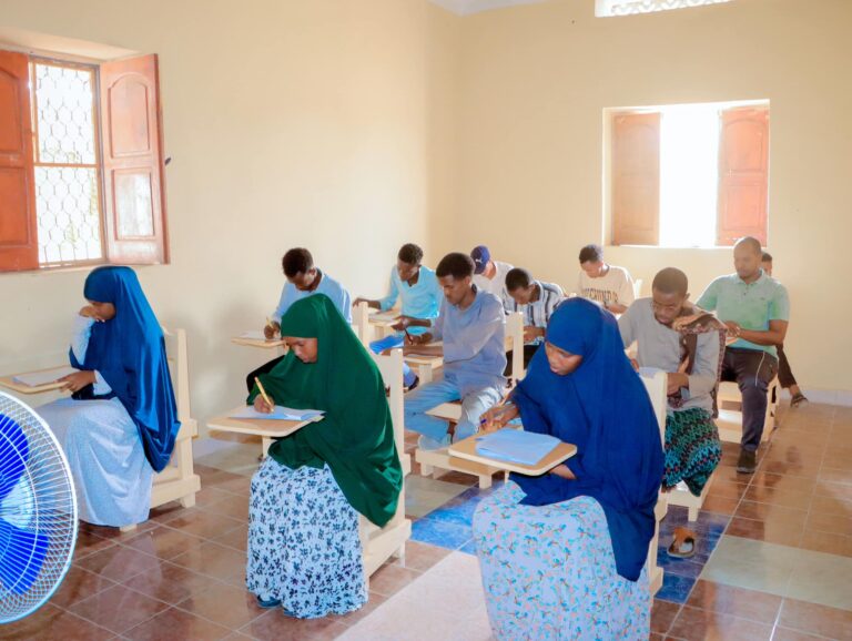 Ardayda Jaamacadda Somaville Faraca Galmudug oo u fariistay Imtixaanka dhexe ee Jaamacadaas.