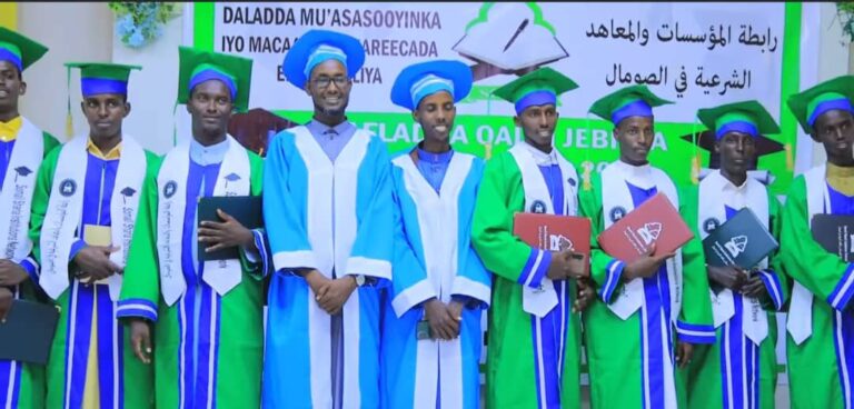 In kabadan 200 arday oo xaflad qalin jabina  loogu qabtay Dhuusamareeb.