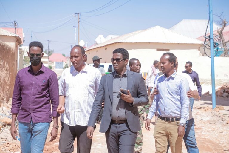 Maamulka Gaalkacyo Puntland oo kormeeray dhismaha waddooyin laga hirgelinayo magaaladaasi