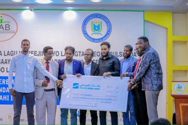 Guddiga dhismaha garoonka kubada cagta Cabdulaahi Ciise Gaalkacyo oo lacagta kuwareejiyay hay’ada NIS foundation