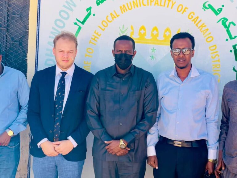 Maamulka degmada Gaalkacyo oo kulan laqaatay wafdi kasocday machadka nabadda yurub