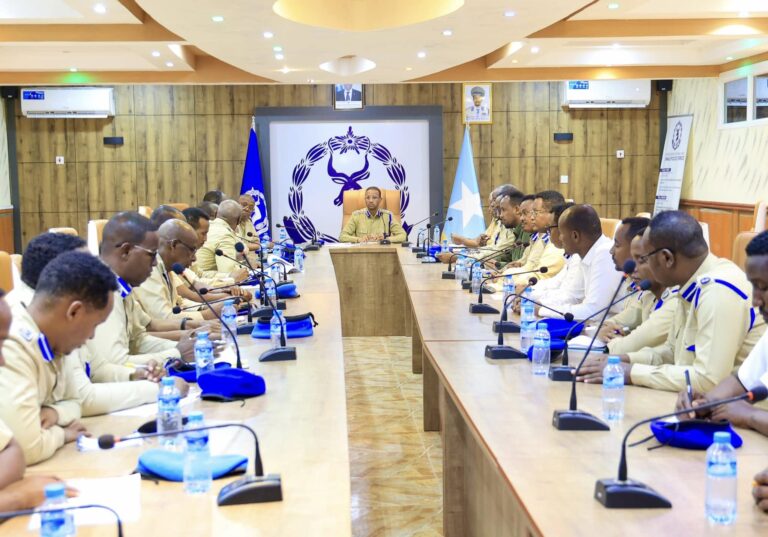 Ciidanka Booliska soomaliyeed oo Awaamiir cusub la wadaagay shacabka Muqdisho