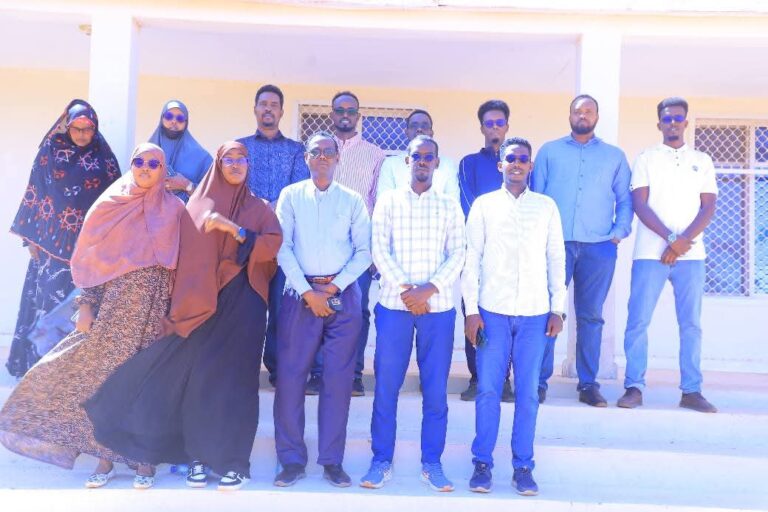 Ururka Gargaar oo buugaag kuwareejiyay jaamacada Ummadda faraceeda Galmudug.