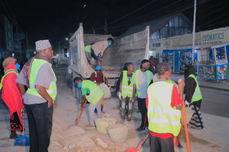Maamulka Degmada Kaaraan  Ollole Nadaafadeed ka sameeyay qeybo ka mid ah Degmadda Kaaraaan