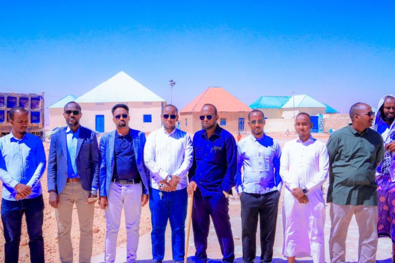 Maamulka degmada Cadaado oo dhagax dhigay wadado isku xirta jaamacada Galmudug iyo laamiga.