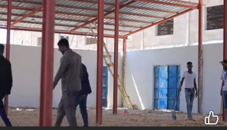 Masuuliyiin ka tirsan maamulka degmada Badhan oo kormeeray dhismaha suuq weyn.