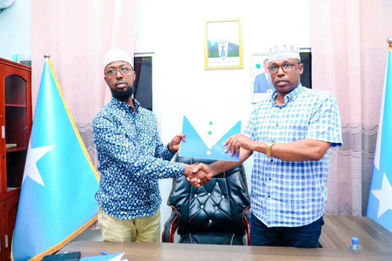 Maamulka dhuusamareeb iyo shirkada buruuj oo kala saxiixday heshiiska dhismaha wadada laamiga.