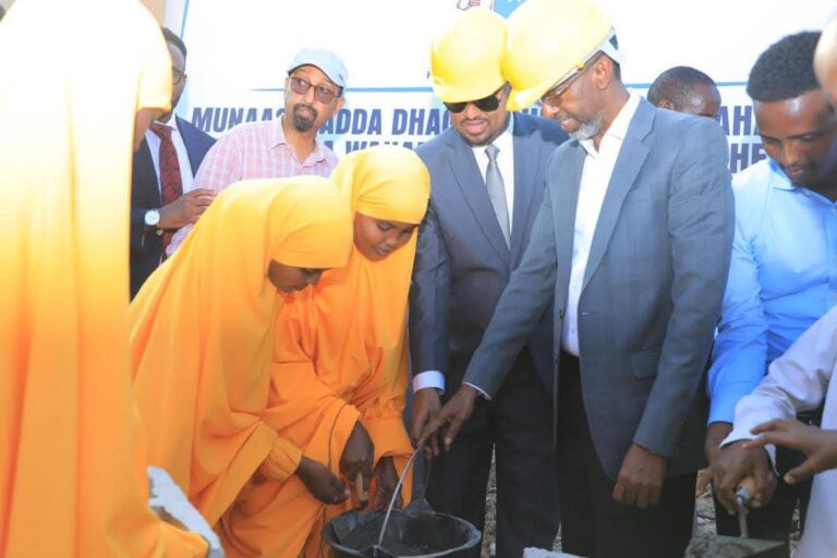 Wasiirka waxbatasha XFS oo dhagax dhoga Schoolka waxaracade Degmada Hiliwaa.