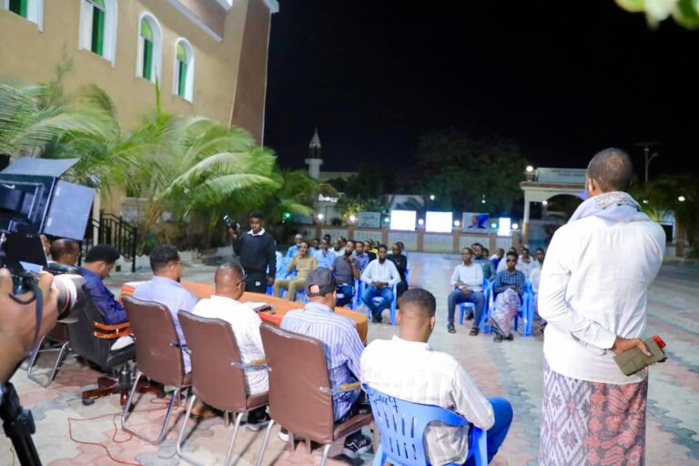 Guddoomiyaha Degmada Yaaqshiid oo kulan la qaatay ururada bulshada rayidka ah.
