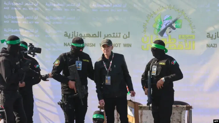 Xamaas oo sii deysay 3 Israa’iiliyiin ah, Israel oo iyana deysay maxaabiis Falastiiniyiin