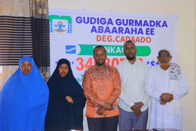 Ururka haweenka Cadaado oo deeqo lacageed  ku wareejiyay gudiga gurmadka abaaraha ee degmadaas.