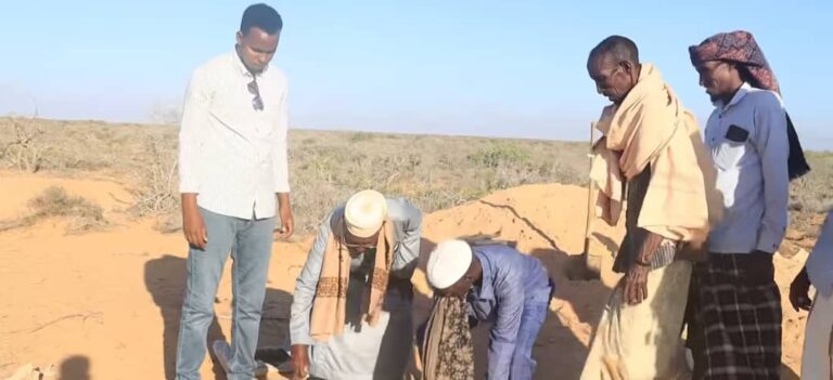 Masuuliyiin ka tirsan Galmudug oo dhagax dhigay xaruntii caafimaadka oo deegaanka Bali-busle gobolka Mudug.