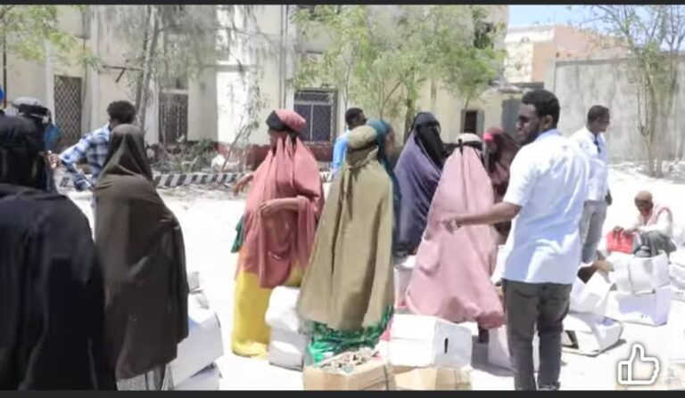 Hay’adda SoDMA oo deeq raashin ah gaarsiisay qoysas danyar ah oo ku nool duleedka  gobolka Banaadir.