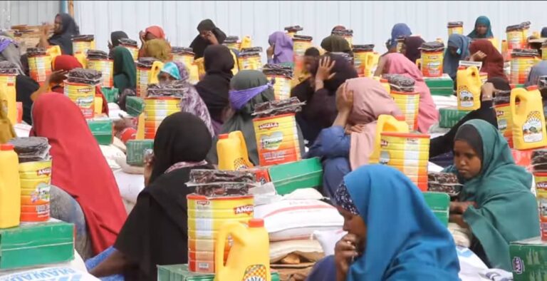 Ku dhawaad 1,500 oo qoys oo deeq raashina loogu qeybiyay magaalada Baydhabo…..Abdullahi Abdulkadir Nor