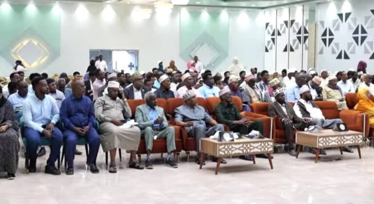 Wasiirka Cadaaladda iyo Arrimaha dastuurka XFS, oo ka qeyb galay kulan bulshada loogu baraarujinayay Doorashada qof iyo cod.