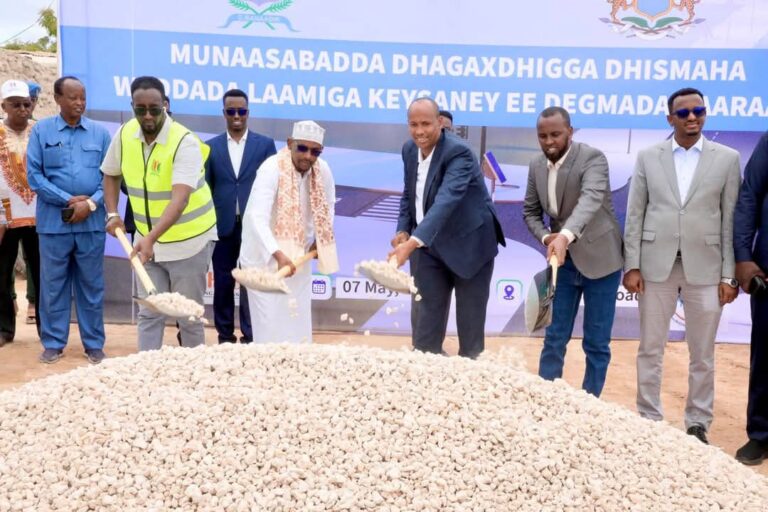 Waddada laamiga ah ee isku xirta degmooyinka Cabdicasiis iyo Kaaraan oo la dhagax dhigay