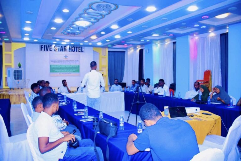 Wariyeyaasha Gobolka Mudug oo loo qabtay Tababar Ku Saabsan doorka Warbaahinta ee Nabada.