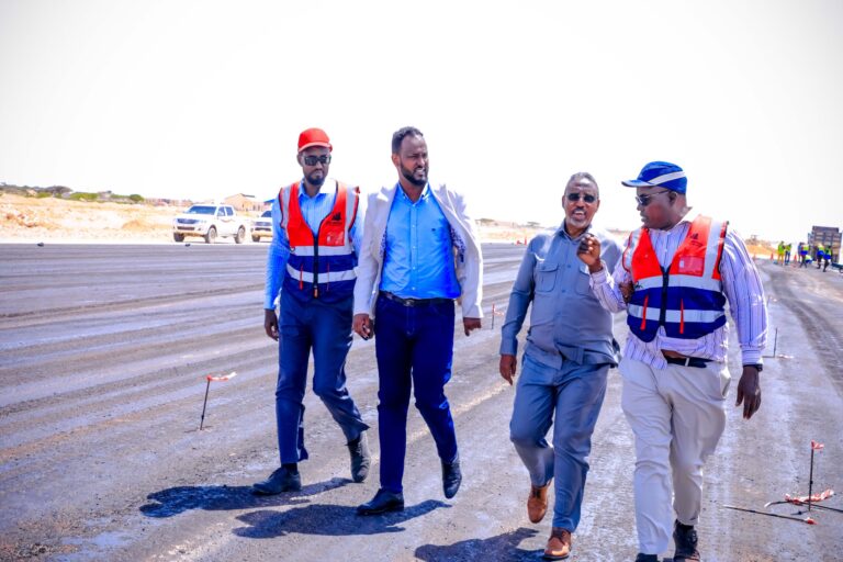 Wasiiro ka tirsan Galmudug oo korneeray dhismaha Garoonka diyaaradaha Dhuusamareeb