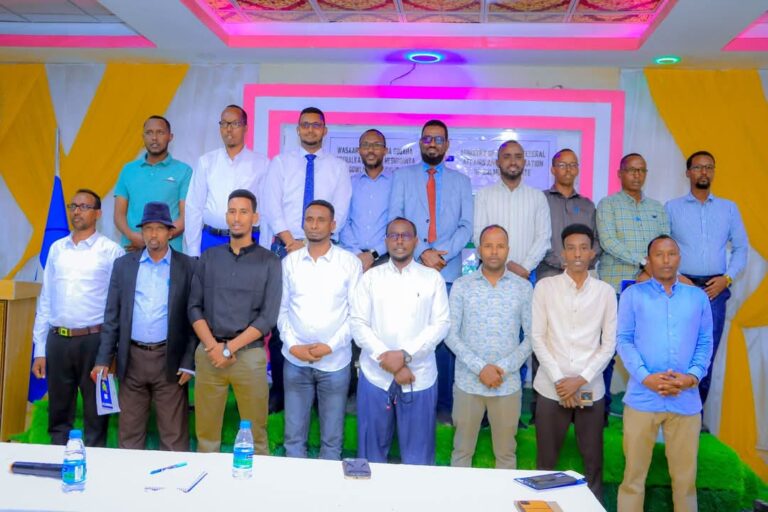 Tababar looqabtay xoghayaasha degmooyinka Galmudug oo Cadaado lagu soo xiray.