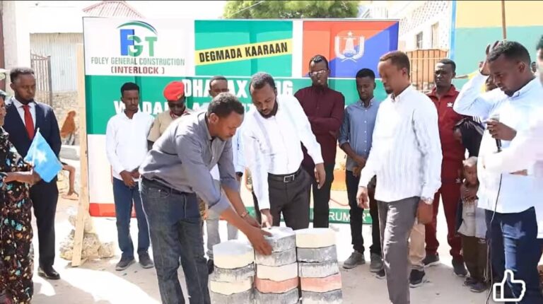 Kaaraan oo laga  dhagax dhigay waddo Interlock ah.