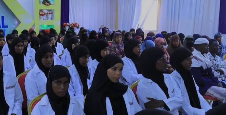 Munaasabad  ay ku qalin-jabinayeen Inka badan 40 gabdhood oo bartay culuumta Caafimaadka oo lagu qabtay Galkacyo
