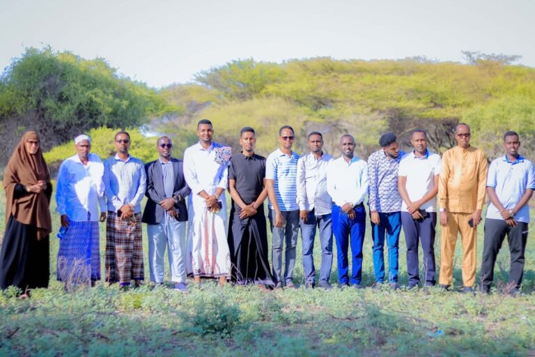 Maamulka degmada Cadaado oo kulan la yeeshay masuulin ka tirsan Galmudug