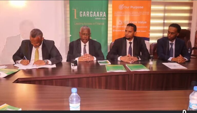 Hay’adda Gargaara iyo Bankiga Idman  oo Muqdisho ku kala saxiixday heshiis lagu maalgelinayo ganacsiyada yar yar