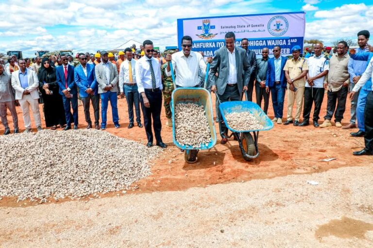 Madaxwaynaha Galmudug oo dhagax dhigay waddada isku xirta Guriceel iyo Dhuusamareeb