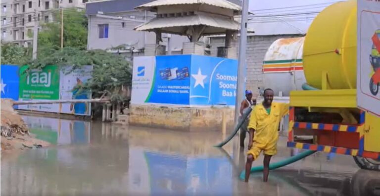 Olele nadaafadeed oo biyaha looga saarayo wadooyinka oo laga sameeyay Muqdisho