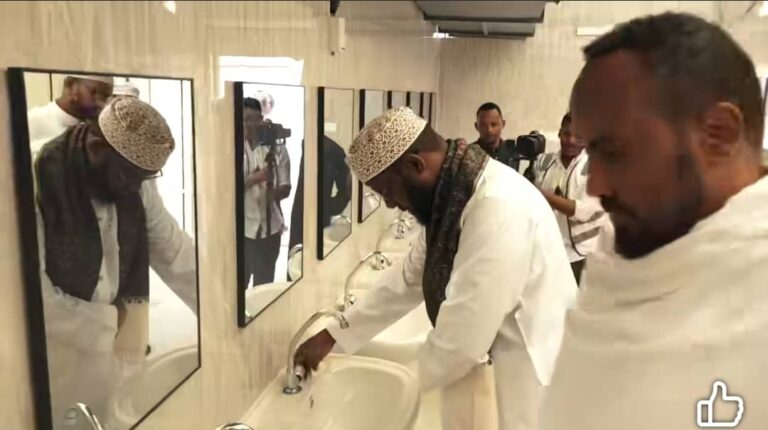 Wasiirka Awqaafta iyo Arrimaha islamka XFS oo kormeer ku tagay goobaha ay ka degan yihiin Xujayda Soomaaliyeed.