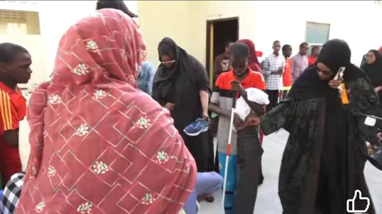 Lataliyaha Madaxweynaha JFS ee Arrimaha Haweenka oo dhar ciid u qeybisay carruur Agoon ah iyo kuwa Aragga la