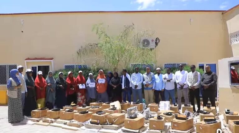 Munaasabad ay ku qalin-jabinaayen  arday bartay xirfadaha gacanta oo lagu qabtay magaalada Dhusamareeb.
