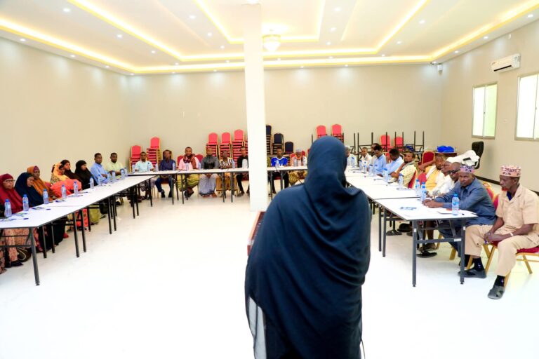 Bulshada Baxdo oo loo qabtay tababar Ku Saabsan Dhex-dhexaadinta iyo Waxbarashada Madaniga.