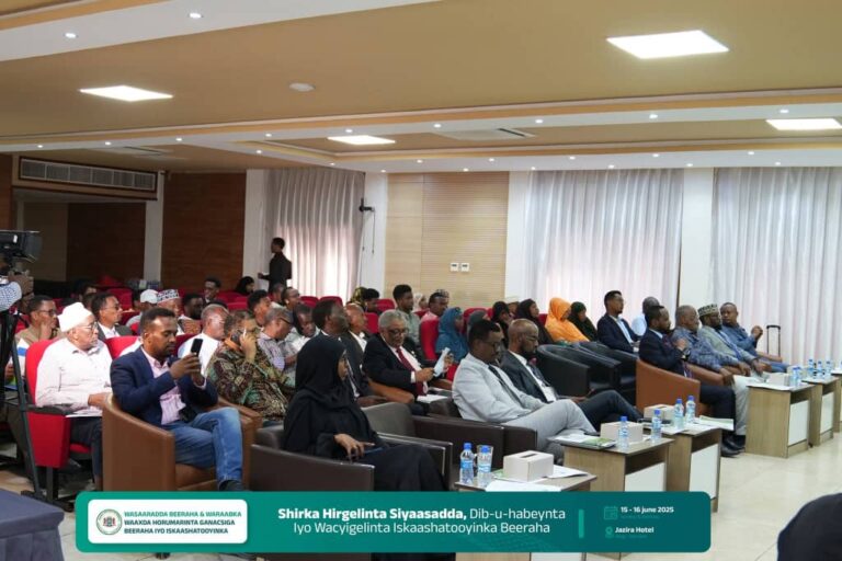 Wasiirka beeraha Galmudug oo Muqdisho uga qeyb galay shirka siyaasadda beeraha dalka
