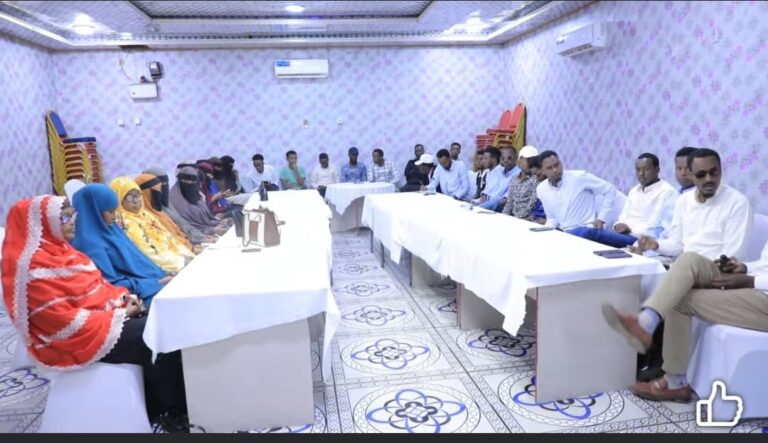 Wasiirka Arrimaha Gudaha, Galmudug oo Caabudwaaq  ku soo xiray tababar lagu baranayay ilaalinta deegaanka.