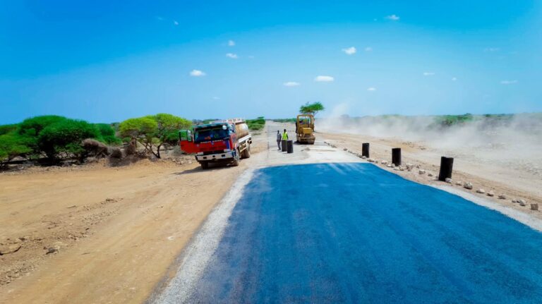 Iskaashatada Gaadiidleyda Galmudug oo kormeeray dhismaha ka socda jidka xiriiriya Guriceel iyo Dhuusamareeb.