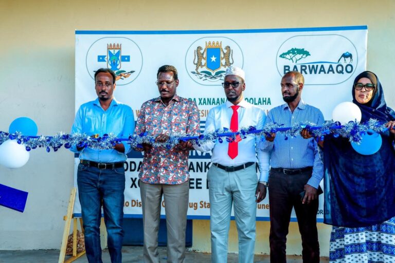 Madaxweynaha  Galmudug oo xarigga ka jaray dhismaha xarunta Dowladda Hoose ee Degmada Baxdo.
