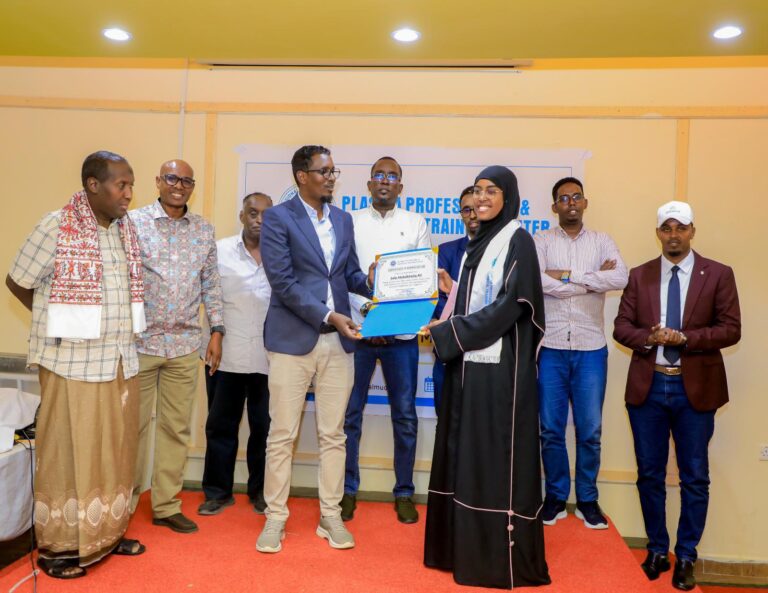 Masuuliyiin ka tirsan Galmudug oo ka qeyb galay xaflad qalin-jabin ah laguna qabtay Dhuusamareeb
