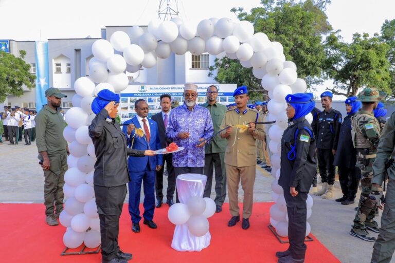 Madaxweynaha Jubaland oo xariga ka jaray dib-u-dhis lagu sameeyay Xarunta Booliska Gobolka Jubbada Hoose.
