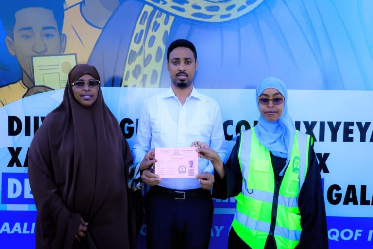 Xildhibaano Ka tirsan Baarlamaanka Soomaaliya oo iska diwaan galiyay Dhuusamareeb.