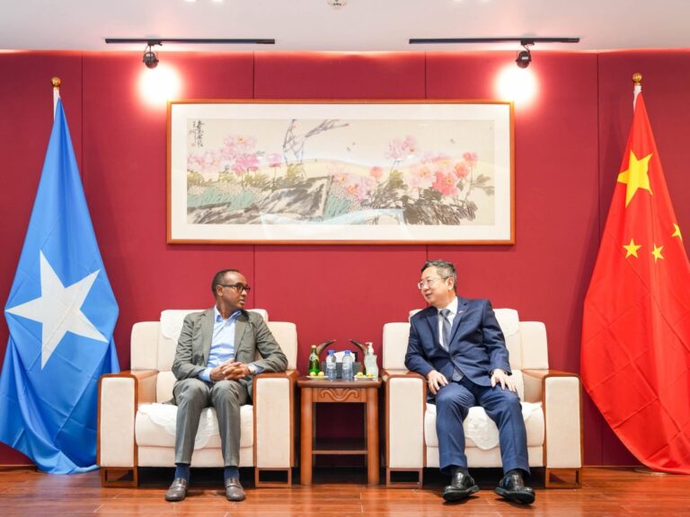 Guddoomiyaha Hay’adda SoDMA oo kulan mira-dhal ah la qaatay Safiirka Shiinaha ee Soomaaliya