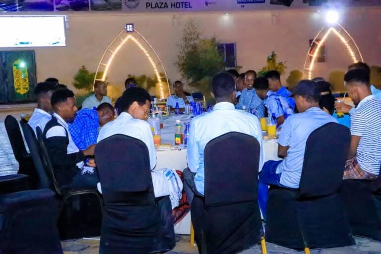 Masuuliyiin ka tirsan Galmudug oo ka qayb galay xarig jarka isbitaal laga hirgeliyay degmada guriceel.