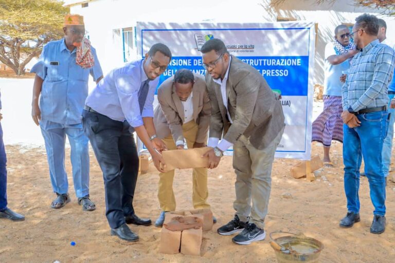 Masuuliyin ka tirsan Galmudug oo dhagax dhigay balaarinta isbitalka Gadoon.