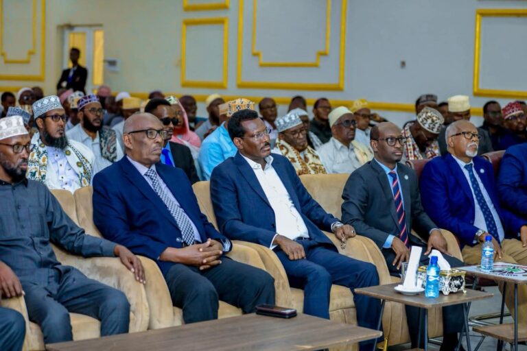 Beelo wada daga deegaano ka tirsan Galmudug oo ku kala wareegay geel horay lookala dhacay.