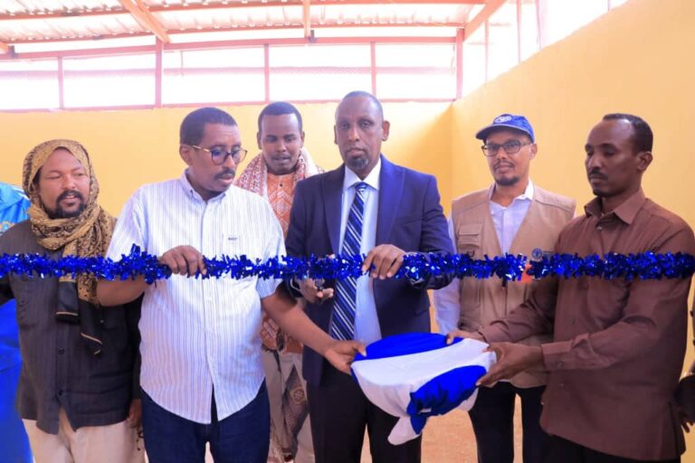 Wasiirka Xanaanada Xoolaha Dhirta iyo Daaqa  Galmudug oo xariga uga jaray xarumo cusub.