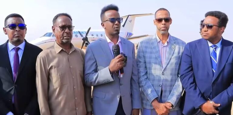 Wasiirro iyo xildhibaanno ka tirsan Dowladda Federaalka Soomaaliya oo gaaray magaalada Laascaanood.